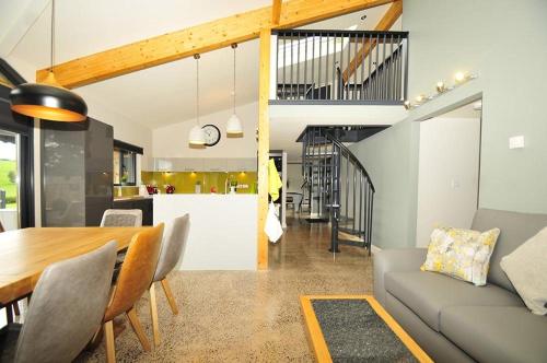ein Wohnzimmer und ein Esszimmer mit einem Sofa und einem Tisch in der Unterkunft Westwood Lodge in Much Wenlock