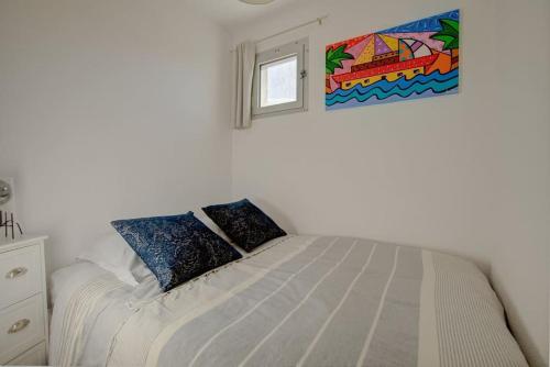 une chambre avec un lit et un tableau au mur dans l'établissement Flat Bellevue-Le moulleau centre, à Arcachon