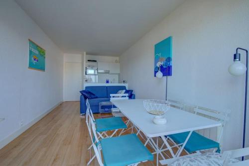 un salon avec une table et des chaises blanches dans l'établissement Flat Bellevue-Le moulleau centre, à Arcachon