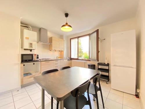 Appartement Annecy, 2 pièces, 4 personnes - FR-1-432-2にあるキッチンまたは簡易キッチン