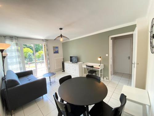 Photo de la galerie de l'établissement T2 rénové proche plage d'Annecy avec parking et animaux admis - FR-1-432-2, à Annecy