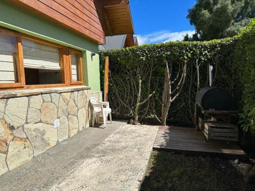 una casa con una pasarela de madera junto a una valla en Hermosa Casa Familar de Montaña en San Carlos de Bariloche