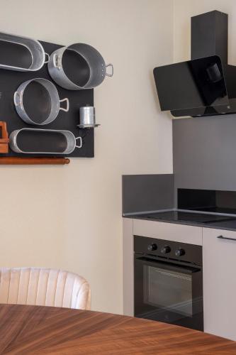 a kitchen with a stove and a counter top at Villa Raggi Relais in Castelletto d'Orba
