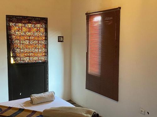 a room with a window and a bed and a window sidx sidx sidx at Aeropark Residencial (B&B) in Maputo