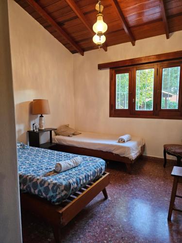 Chalet Araceli في بينامار: غرفة نوم بسريرين في غرفة