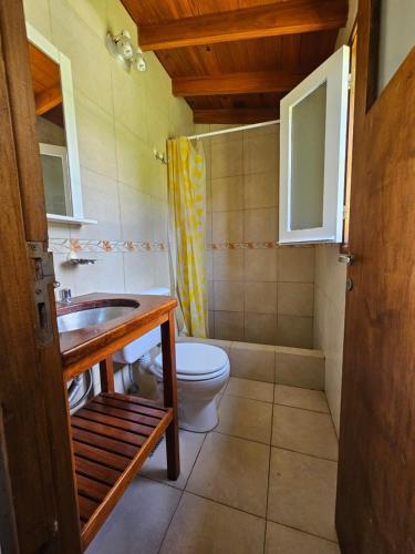 uma casa de banho com um WC e um lavatório em Chalet Araceli em Pinamar