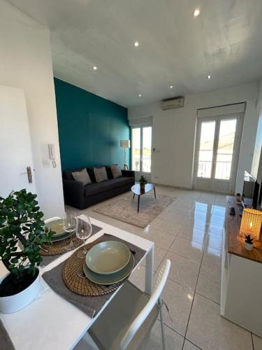 un salon avec un canapé et une table dans l'établissement L'alberto-Appartement centre ville Beziers- Wifi -Balcon -Clim, à Béziers
