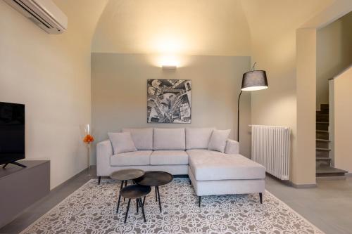 a living room with a couch and a table at Villa Raggi Relais in Castelletto d'Orba