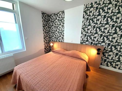 um quarto com uma cama com uma colcha laranja e uma janela em Jolie Maison 3 chb- 7 lits- jardin em Levroux