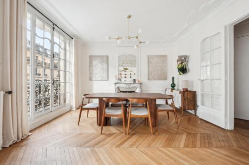 une salle à manger avec une table et des chaises dans l'établissement Charming and cosy apartment in Paris Center, à Paris
