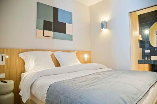 een slaapkamer met een groot bed met witte lakens bij Luxury and Design Perfect Apt Mouffetard 5th in Parijs