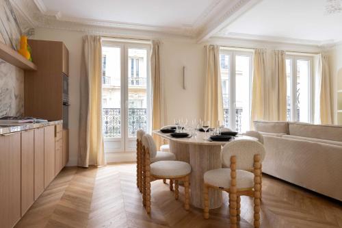 een keuken en eetkamer met een tafel en stoelen bij Sumptuous flat for 6 people Etoile in Parijs