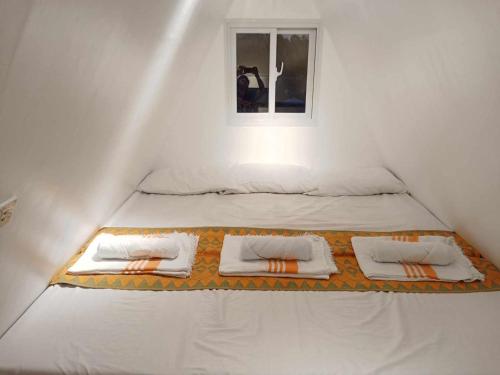 מיטה או מיטות בחדר ב-TheRiverCabin A-Frame Loft Unit