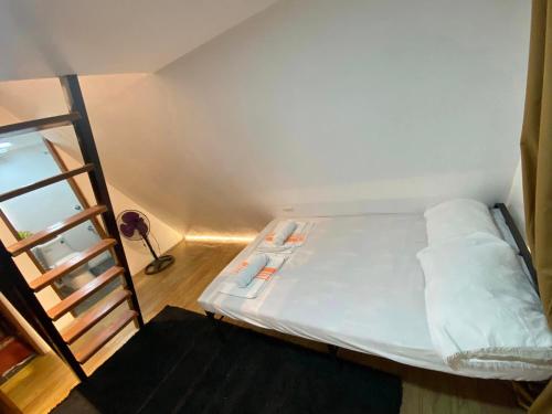 מיטה או מיטות בחדר ב-TheRiverCabin A-Frame Loft Unit