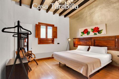 a bedroom with a bed and a desk in a room at Casa Pilar, Aurora y Tarabilla en Finca Ecológica in Teguitar