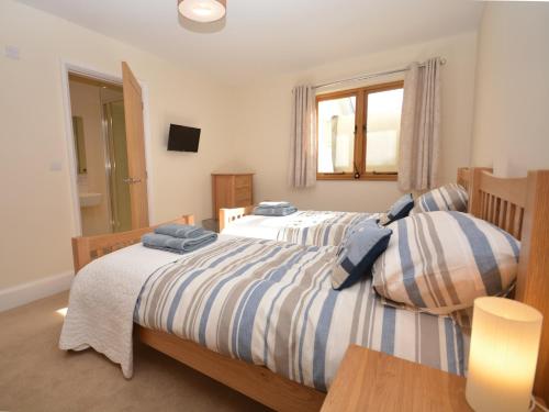 een slaapkamer met 2 bedden en handdoeken bij 2 Bed in Bideford 32240 in Parkham