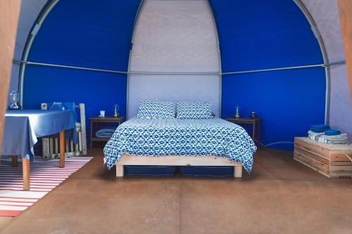 Un pat sau paturi într-o cameră la Auberge la Salicorne et Escapades - Adventure Resort