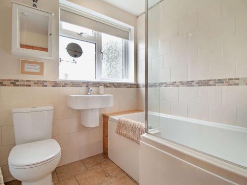 y baño con aseo, lavabo y ducha. en 2 Bed in Stowmarket 37011 en Stowmarket