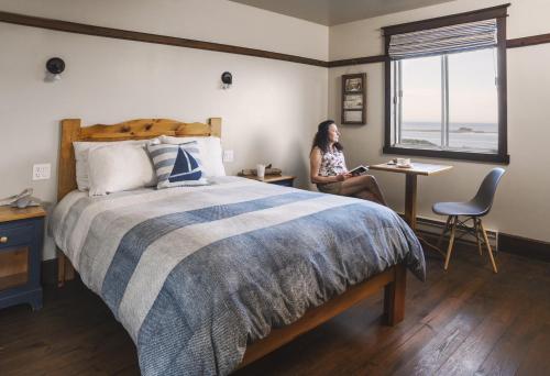 Un pat sau paturi într-o cameră la Auberge la Salicorne et Escapades - Adventure Resort
