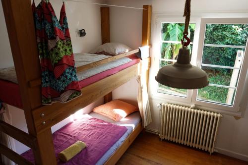 1 dormitorio con 2 literas y ventana en JOYU SURF SHACK, en Bidart