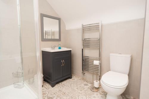 a bathroom with a toilet and a sink and a shower at Newly renovated 3 bed Tarvin home -sleeps up to 11 in Tarvin