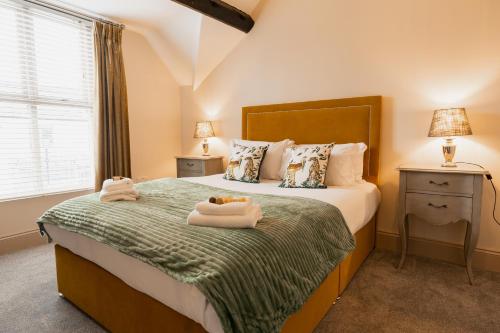 um quarto com uma cama com duas toalhas em Newly renovated 3 bed Tarvin home -sleeps up to 11 em Tarvin