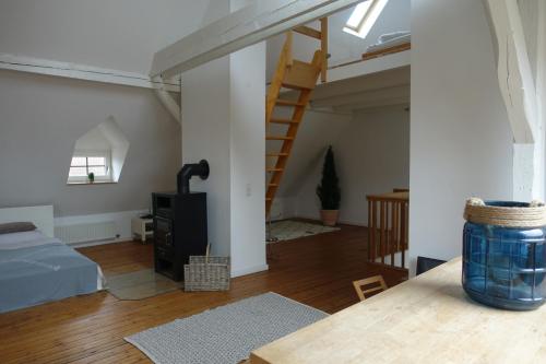 a room with a loft with a staircase and a bed at Gr Wohnung mit 3 sep Schlafzimmern in Bremen