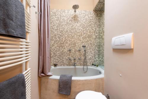 un bagno con vasca, WC e doccia di Pontaccio, 4 – Vivere in Brera, con ampio terrazzo a Milano