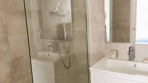 une douche avec une porte vitrée à côté d'un lavabo dans l'établissement Villa Copines, 4 pers, piscine chauffée, 5 mn plage, à Cirendinu