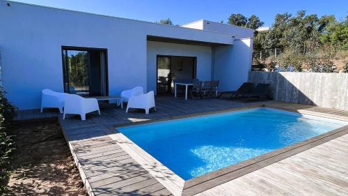 Cette maison bleue dispose d'une piscine et d'une terrasse. dans l'établissement Villa Copines, 4 pers, piscine chauffée, 5 mn plage, à Cirendinu