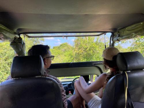 Επισκέπτες που μένουν στο Yala Eco Bush Camp
