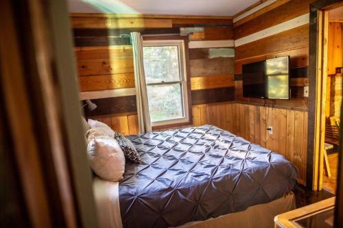 1 dormitorio con 1 cama en una habitación con ventana en O'Neill Cabin - a rustic reclaimed retreat, en Index