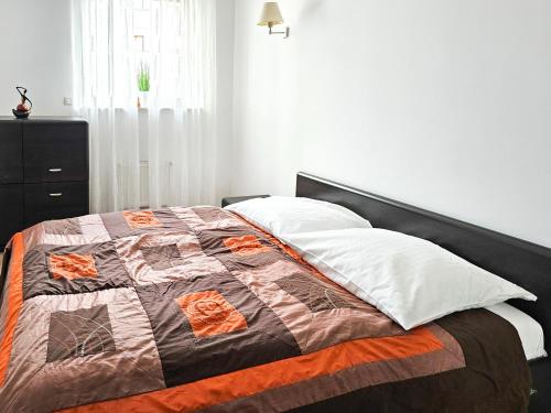 ein Schlafzimmer mit einem Bett mit einer Decke und Kissen in der Unterkunft visit baltic - Platan in Świnoujście