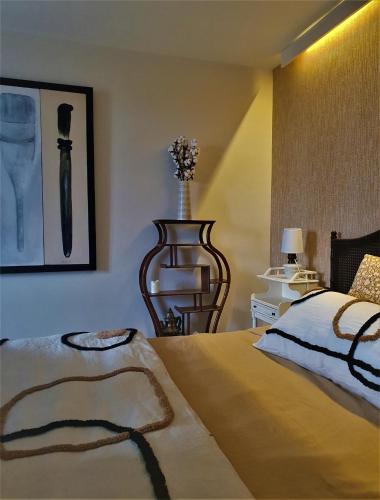 une chambre avec un lit et une table avec une lampe dans l'établissement Les Pierres Lotoises Retour de voyages, à Reilhaguet