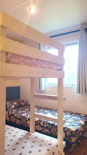- un lit superposé dans une chambre avec des lits superposés dans l'établissement Bungalow charmant à Saint-Chéron avec piscine partagée, à Saint-Chéron