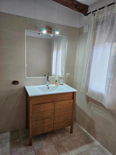 y baño con lavabo, espejo y ducha. en CASA DEL LLAVADOR Vall de Guadalest, en Benifató