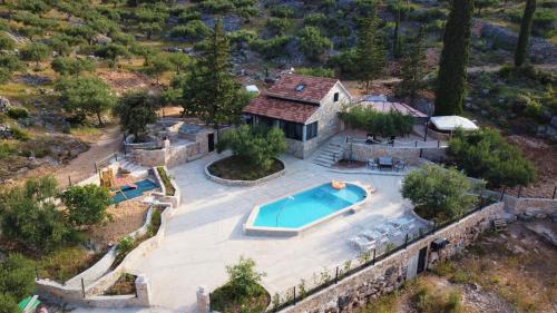 una vista aérea de una casa con piscina en Villa Broč, en Postira
