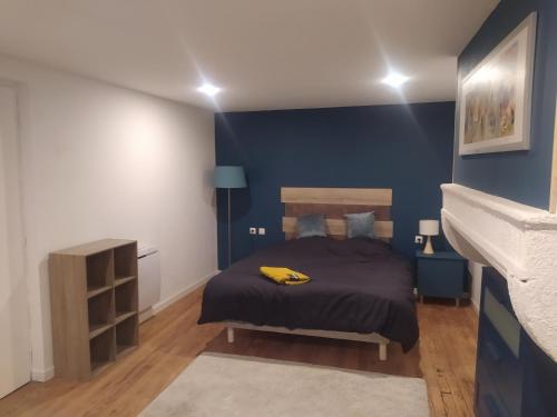 ein Schlafzimmer mit blauen Wänden und einem Bett mit einer gelben Banane darauf in der Unterkunft chambre indépendante avec SDB privative 