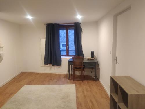 Cette chambre dispose d'un bureau et d'une fenêtre. dans l'établissement chambre indépendante avec SDB privative, à Maron