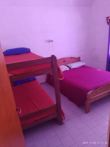 sypialnia z 2 łóżkami piętrowymi w pokoju w obiekcie emili w mieście Las Grutas