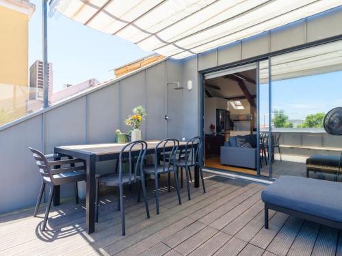 una zona pranzo con tavolo e sedie sul balcone di Rooftop Terrace Apart With View 4 Bedrooms, 4 Bathrooms and AC a Lisbona
