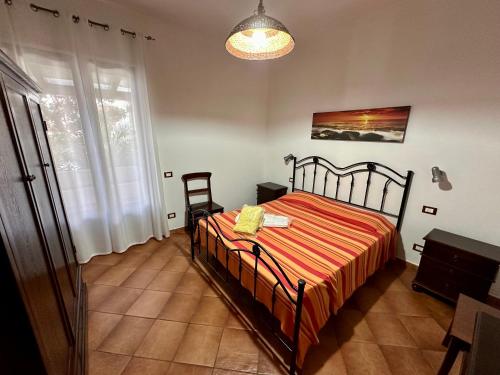 1 dormitorio con 1 cama, mesa y silla en Villa Saraceno en Lipari