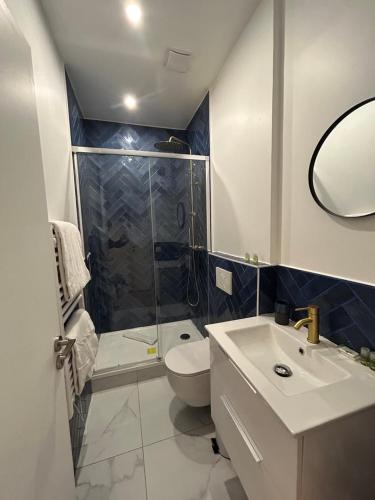 uma casa de banho com um WC, um lavatório e um chuveiro em Cosy Appartement in Quartier Saint-Georges - 4P em Paris