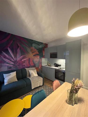 uma sala de estar com um sofá e uma mesa em Cosy Appartement in Quartier Saint-Georges - 4P em Paris