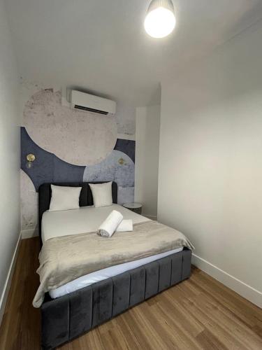1 dormitorio con 1 cama grande en una habitación en Cosy Appartement in Quartier Saint-Georges - 4P, en París