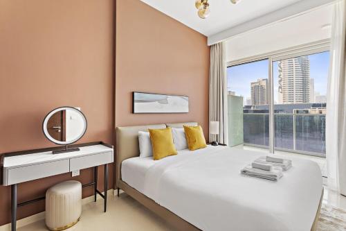 Postel nebo postele na pokoji v ubytování Silkhaus Burj Khalifa view in Business Bay 2BDR in new tower