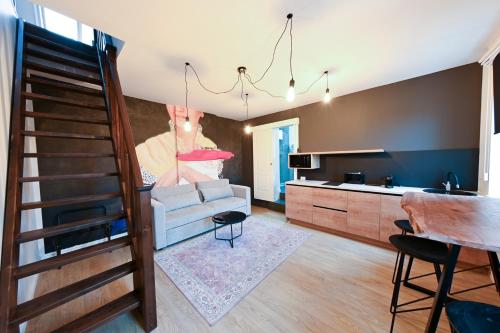 a living room with a couch and a kitchen at Leda Residence in Oradea