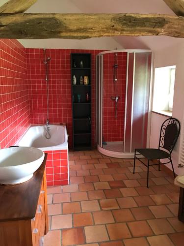 une salle de bain avec une baignoire, un lavabo et une douche dans l'établissement Les Gelots, à Villemurlin