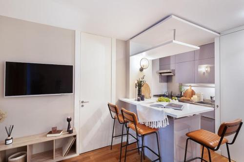 une cuisine avec une table et des chaises dans une pièce dans l'établissement Mulini - 1 chambre à Saint-Germain-Des-Prés, à Paris
