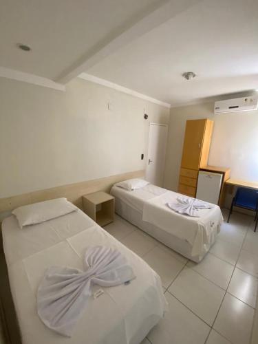 una camera con due letti di Hotel Rio Center a Juazeiro